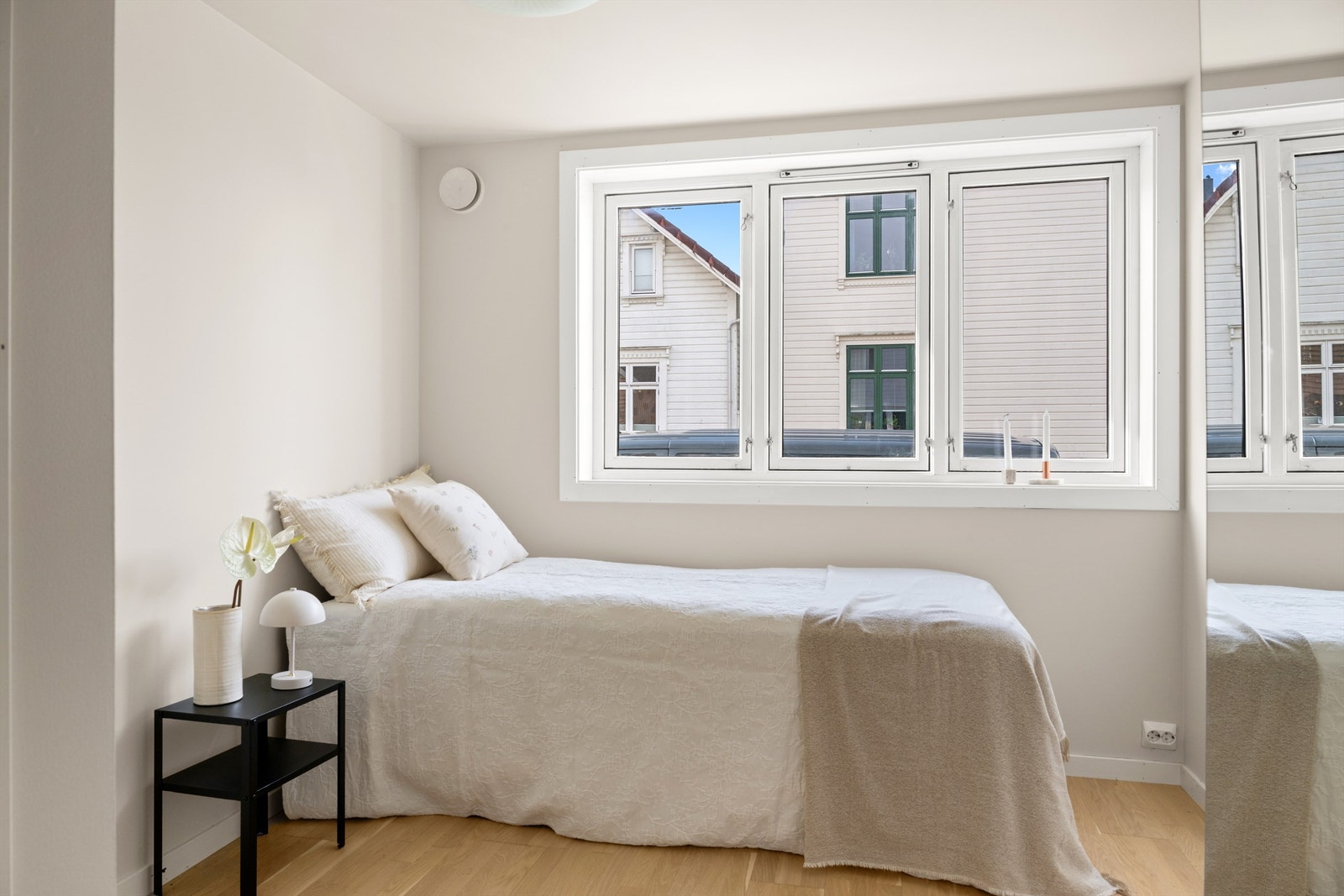 Alle 3 soverom er av god størrelse og har store vindusflater Galleribilde