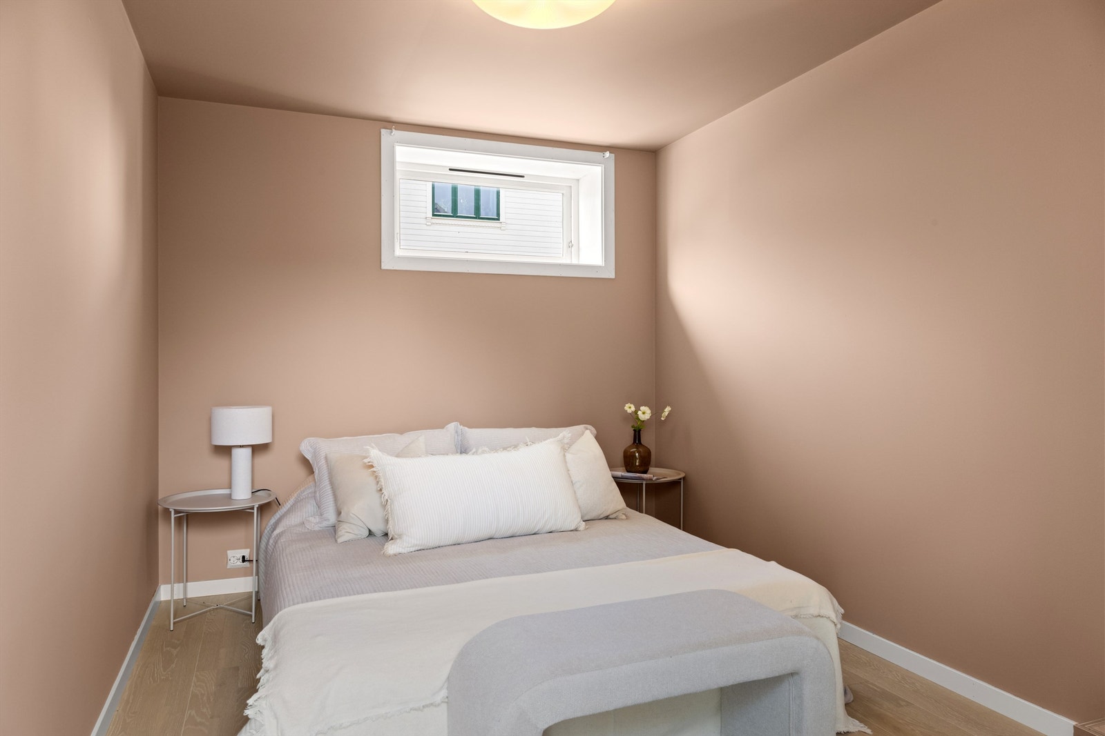 Romslig hovedsoverom med god takhøyde Galleribilde