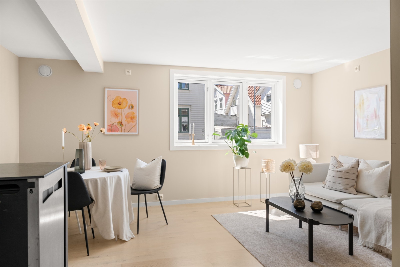 Store vindusflater som gir godt lysinnslipp Galleribilde