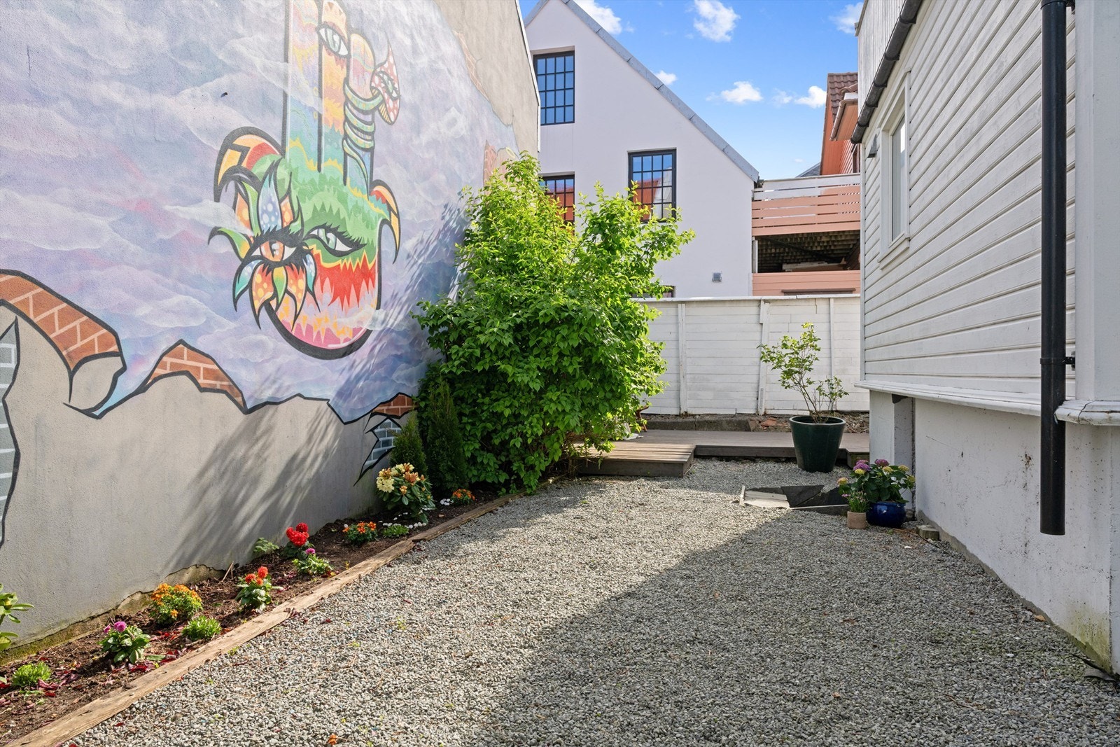 Utvendig kjellernedgang med adkomst til romslig eget bodrom, og plass for lagring i fellesareal Galleribilde