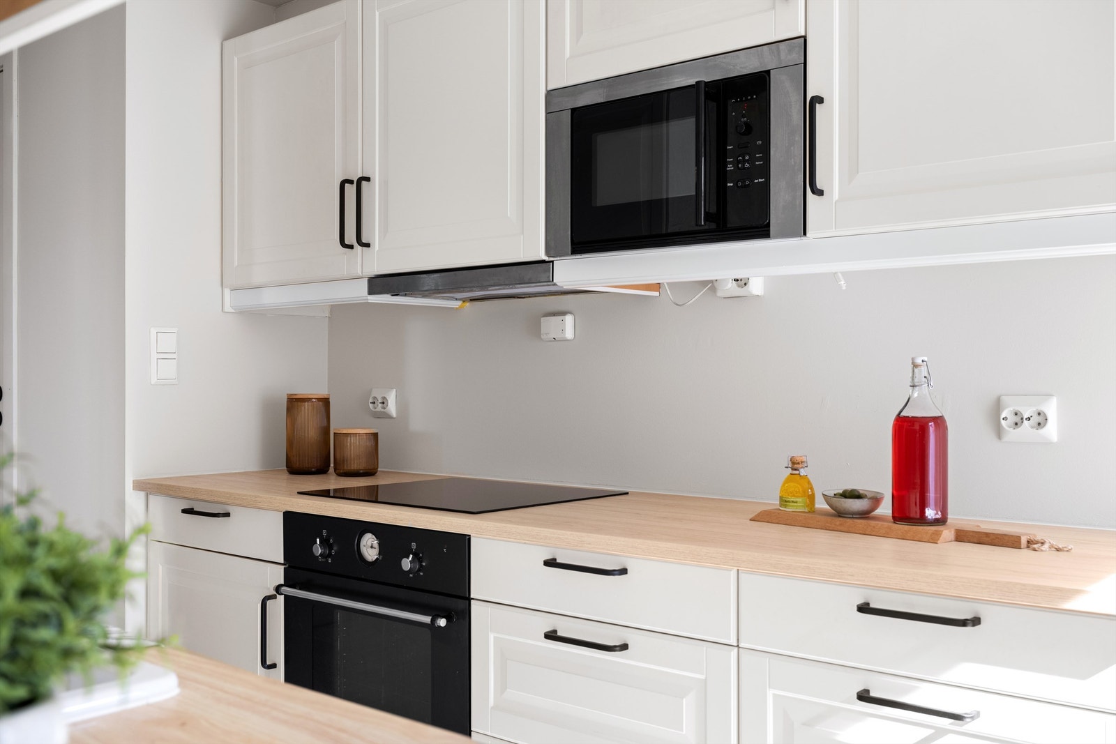 Kjøkkenet har integrerte hvitevarer, som gir et pent og sømløst inntrykk Galleribilde