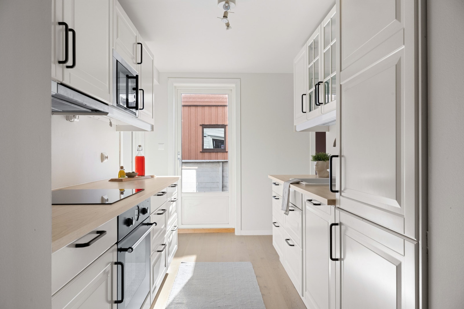 Fra kjøkkenet og det største soverommet har man adgang til en privat platting Galleribilde