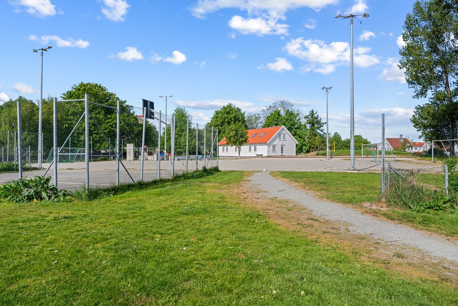 Nærområdet - Flott flerbruksområde med gode fasiliteter for både ballspill og fritidsaktiviteter Galleribilde