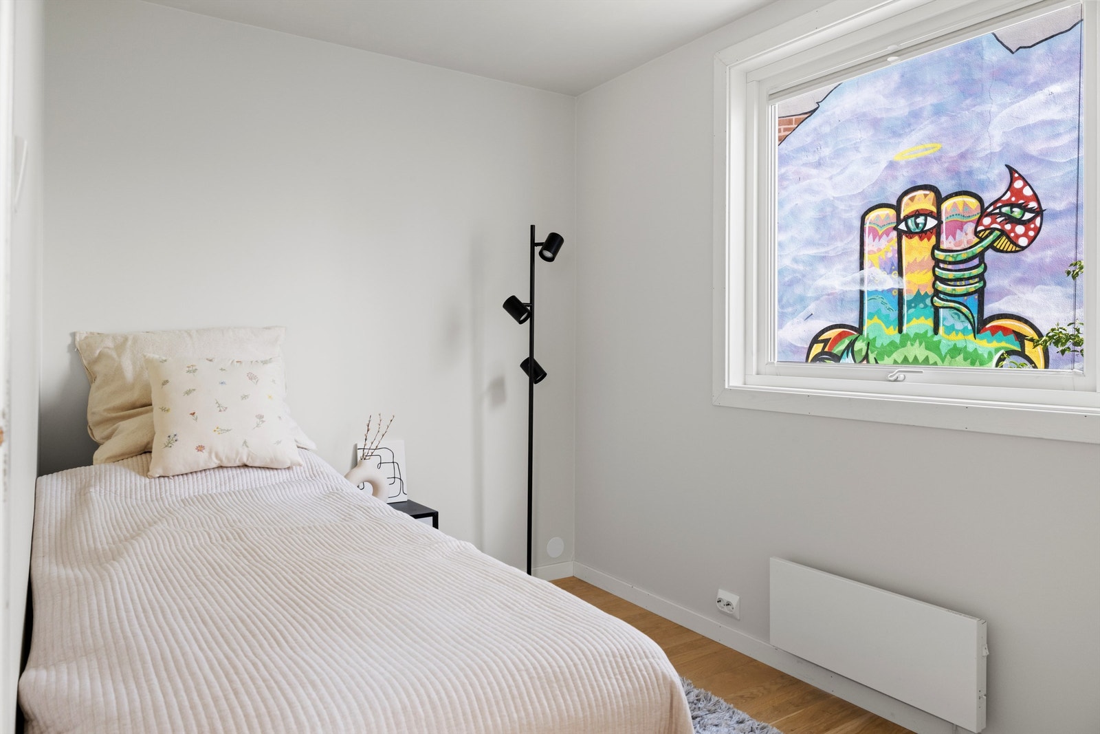 Lyst og rolig soverom med flott utsyn til bakgården Galleribilde