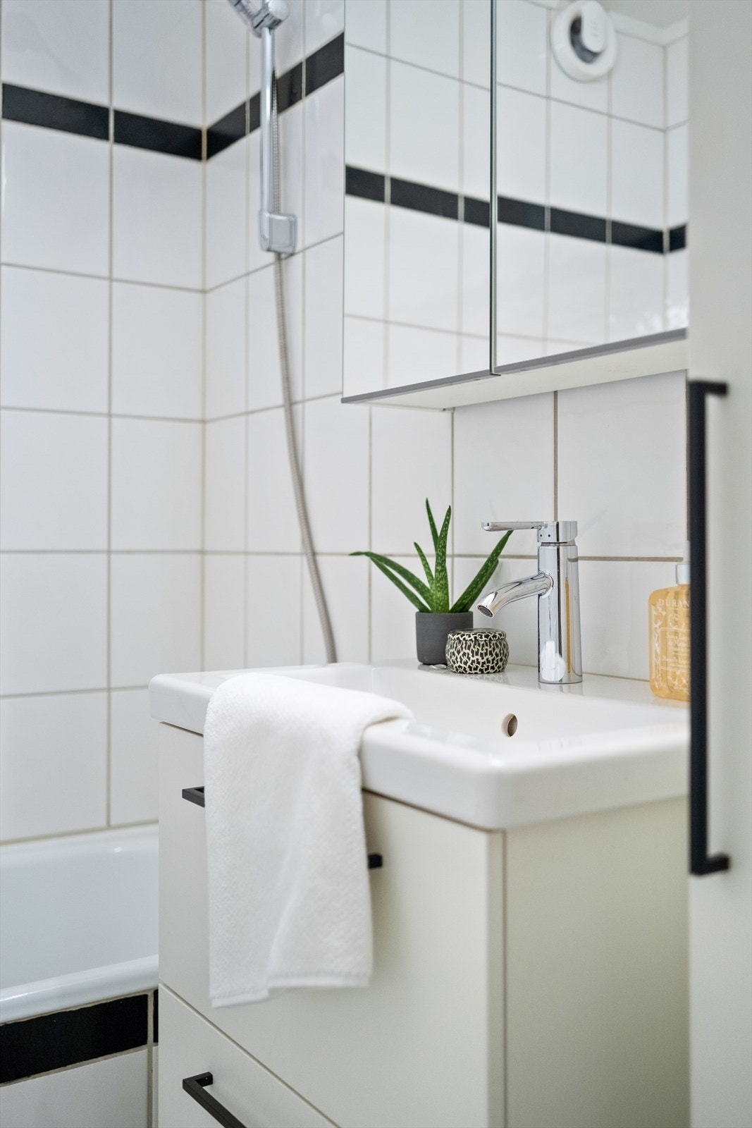 Badet er ellers innredet med toalett, servant i innredning og speil med belysning. Galleribilde