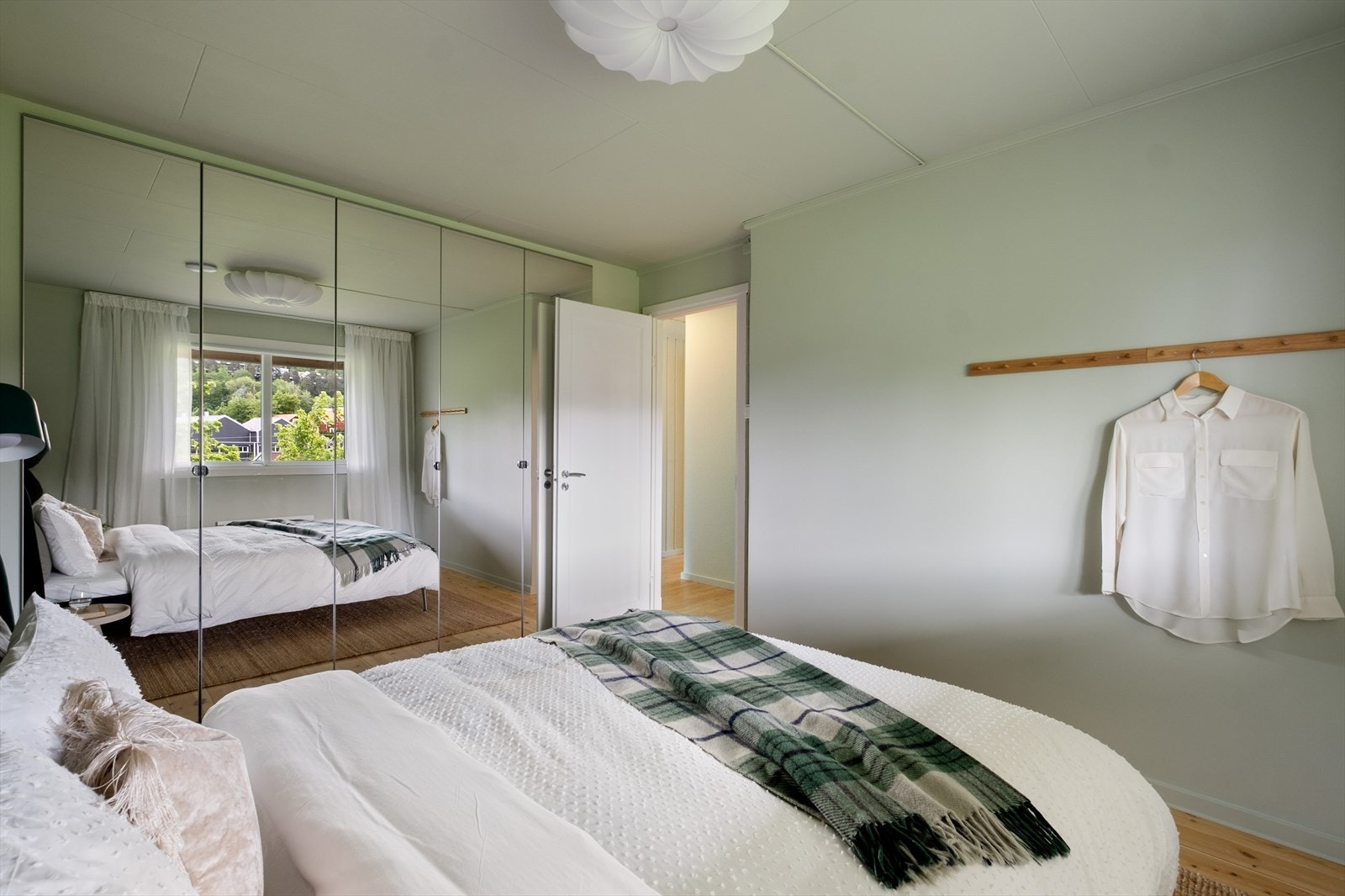 Godt med plass til klesoppheng og sko i integrert garderobeløsning. Galleribilde