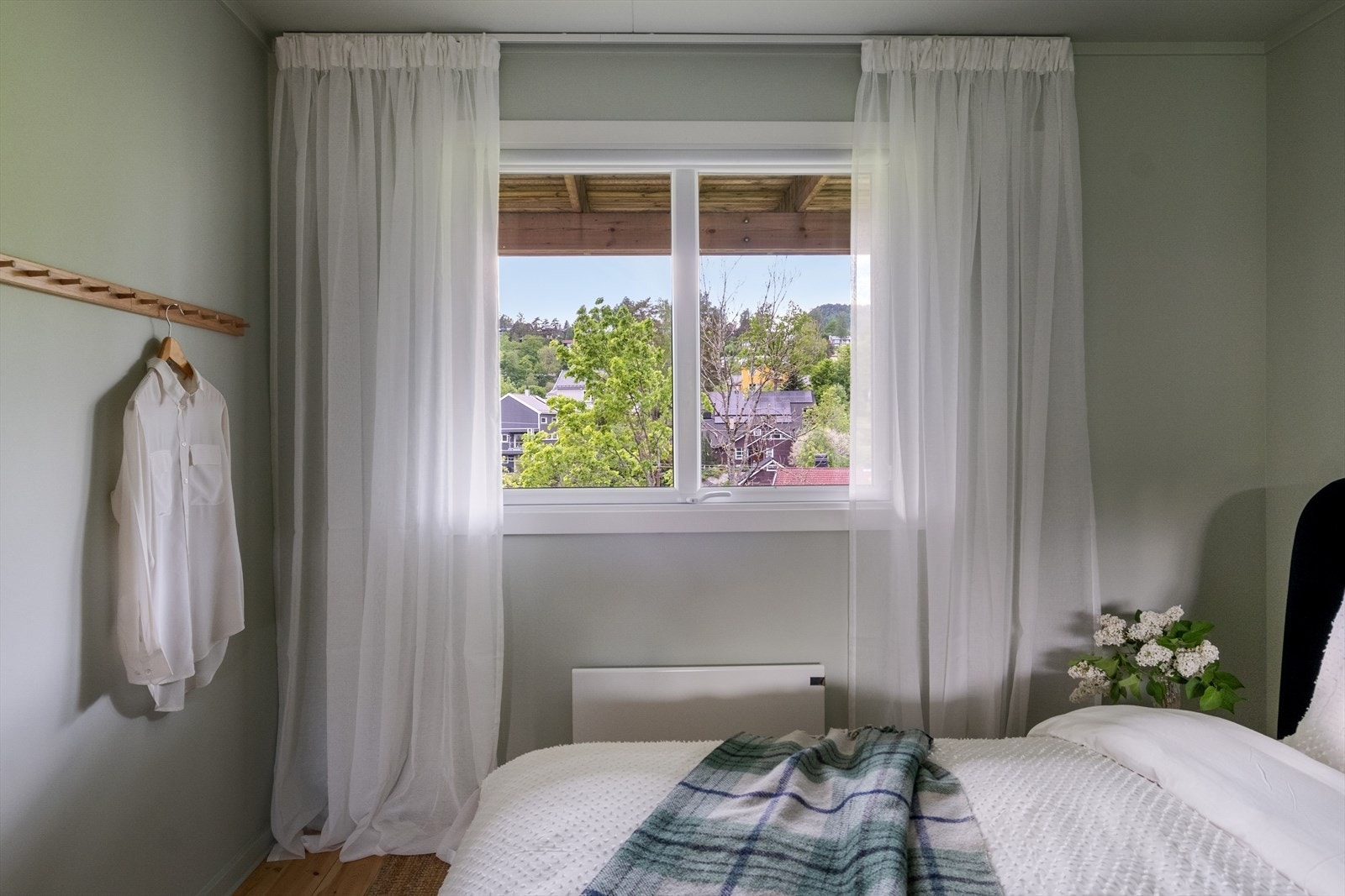 Fra hovedsoverommet er det fint utsyn mot Kolsåstoppen og Tanumåsen! Galleribilde