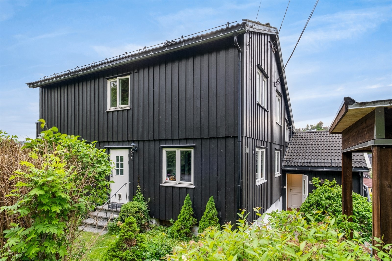 Dette er den perfekte leilighet for en liten barnefamilie, par eller enslige som ønsker å bo tilbaketrukket i naturskjønne omgivelser og samtidig ha kort gangavstand til alle tilbud! Galleribilde