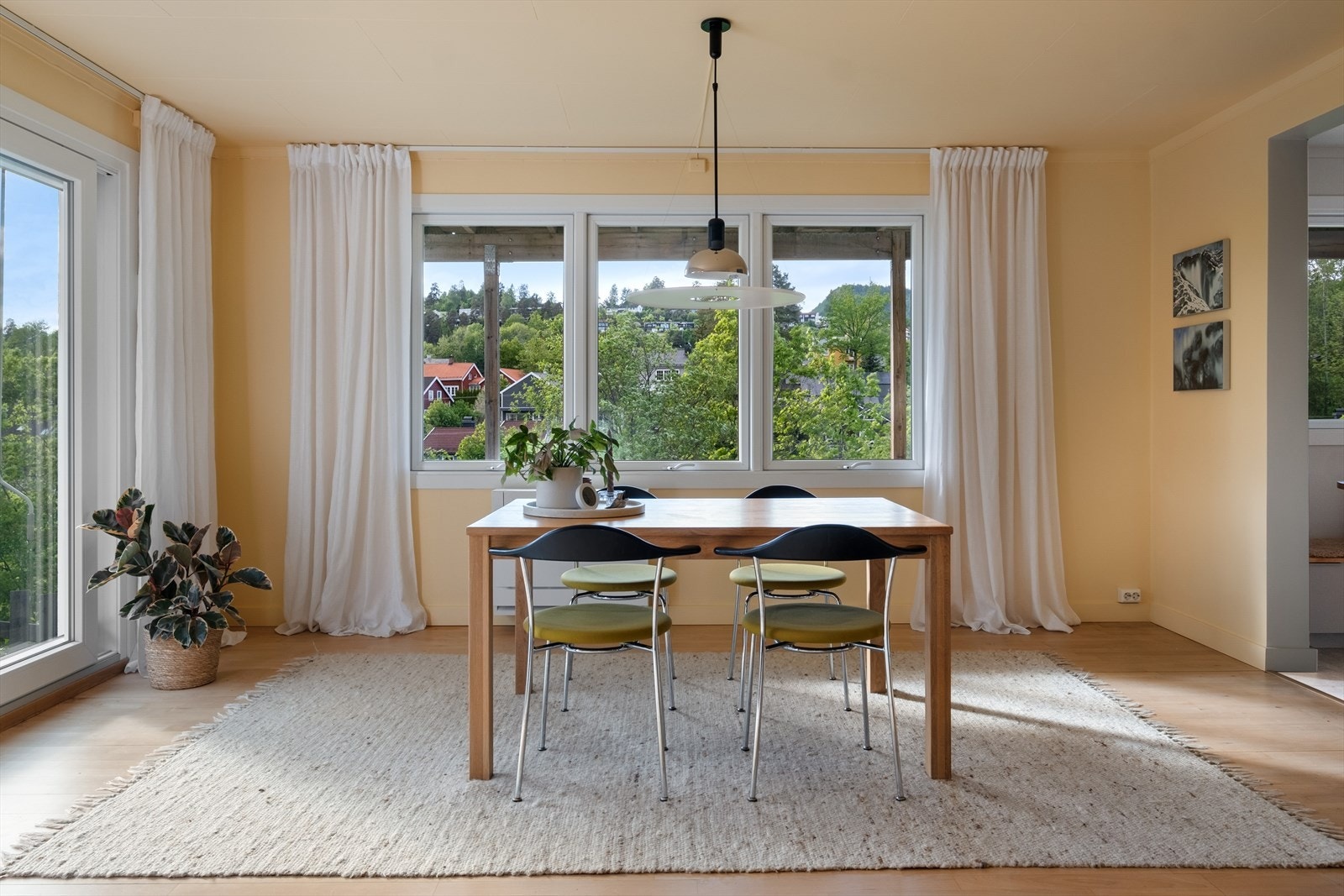 I tilknytting til stuen er det romslig spisestue med plass til et stort spisebord. Galleribilde