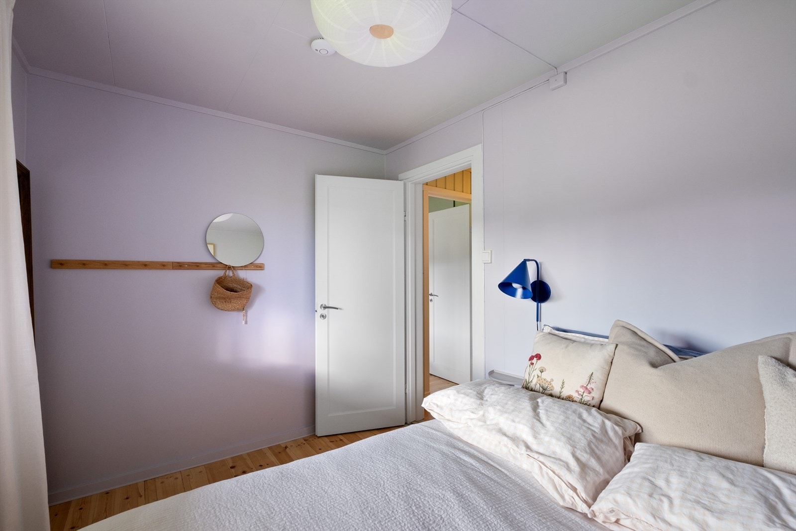 Soverom nr. 2 har godt med plass til seng, kommode eller skrivepult. Galleribilde