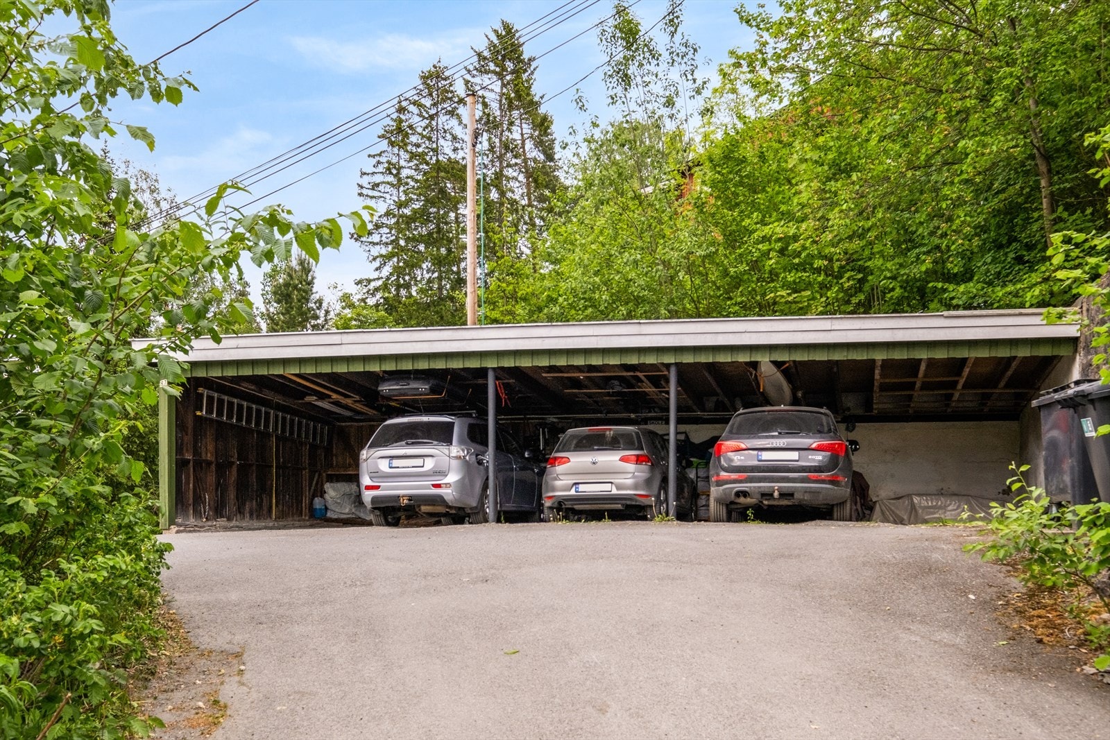 Boligen disponerer en biloppstillingsplass i en felles carport ovenfor boligen. Galleribilde