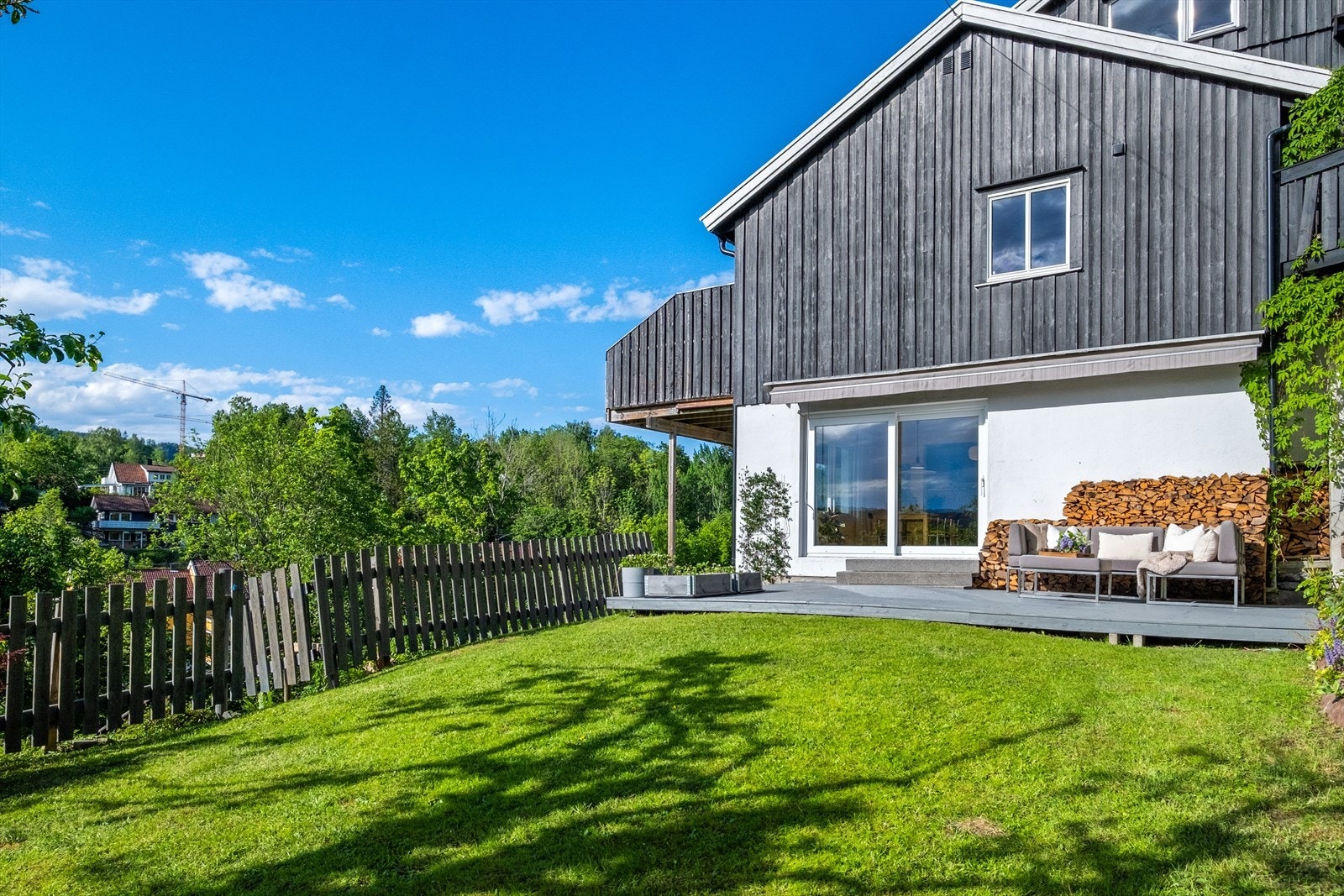 Dette er en flott mulighet å sikre seg en tiltalende del av tomannsbolig beliggende attraktivt og barnevennlig til, mellom Blommenholm og Valler/Sandvika. Galleribilde