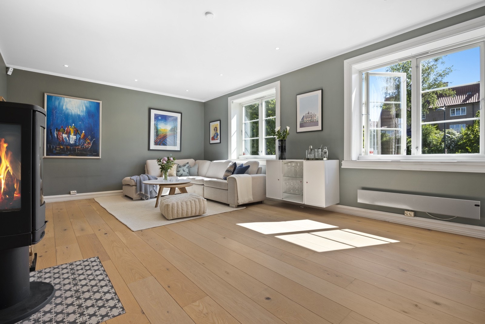 Lys og romslig stue med store vindusflater som gir godt med lysinnslipp Galleribilde