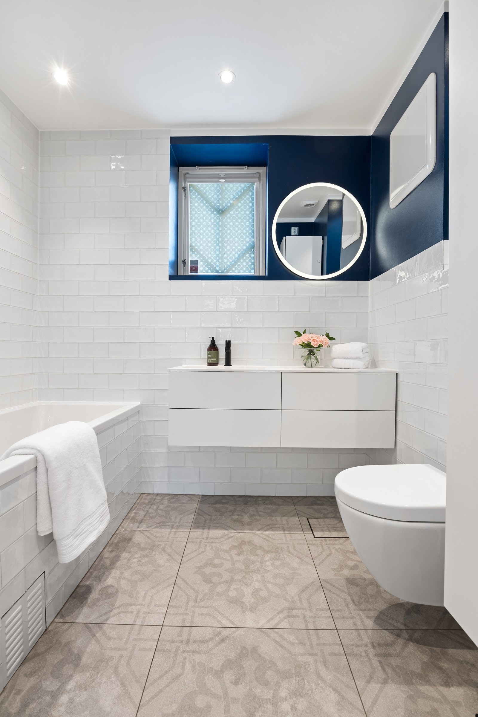 Flislagt bad med badekar i 1. etasje Galleribilde