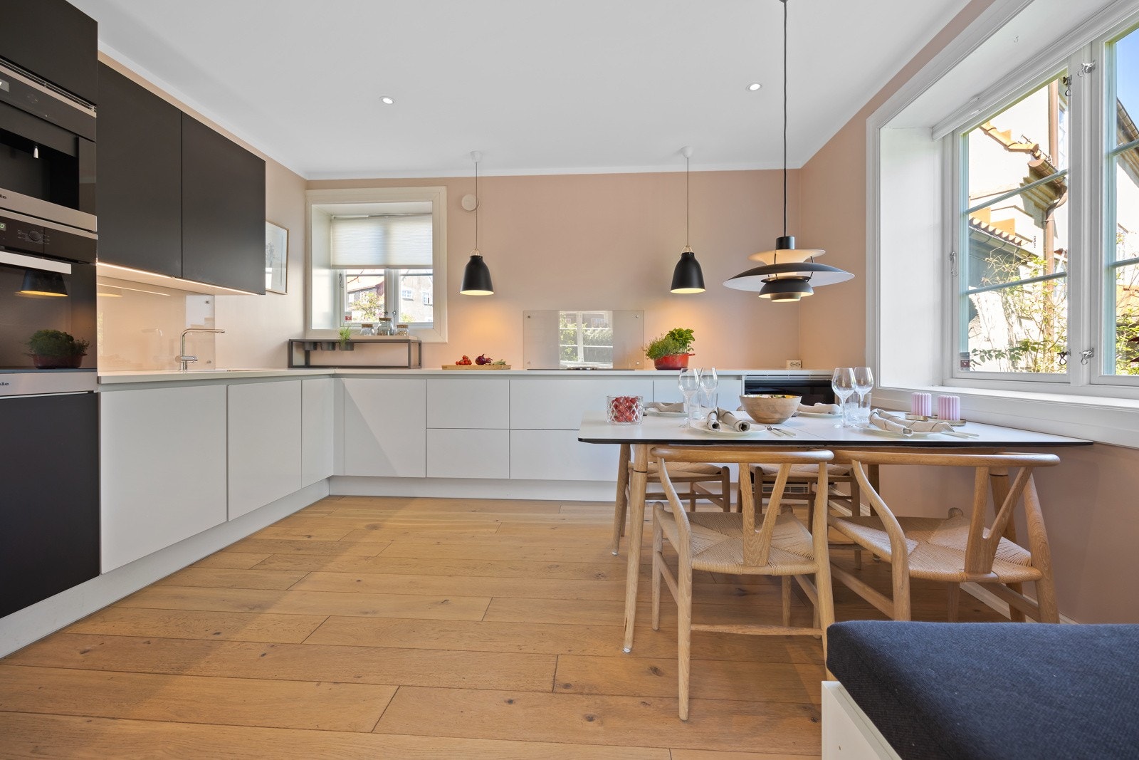 Sosialt og romslig kjøkken fra HTH. Ny innredning i 2019. Meget god benk- og skapplass og god plass til spisebord Galleribilde