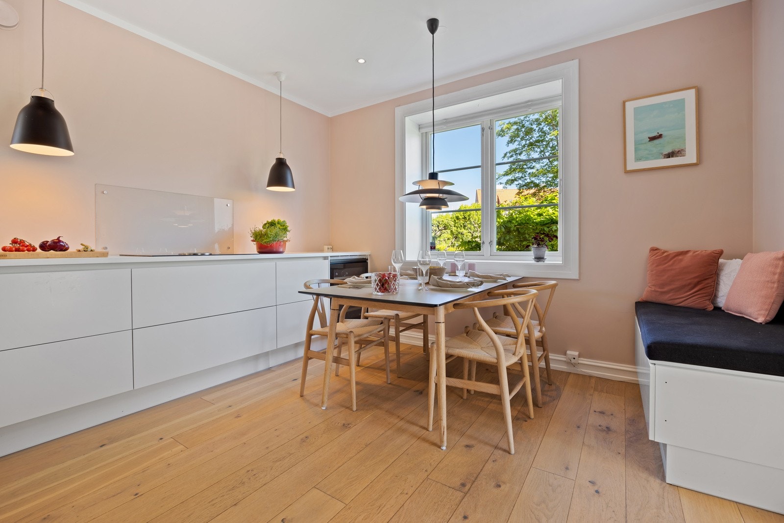 Hjørneleiligheten har lysinnsplipp fra 3 sider Galleribilde