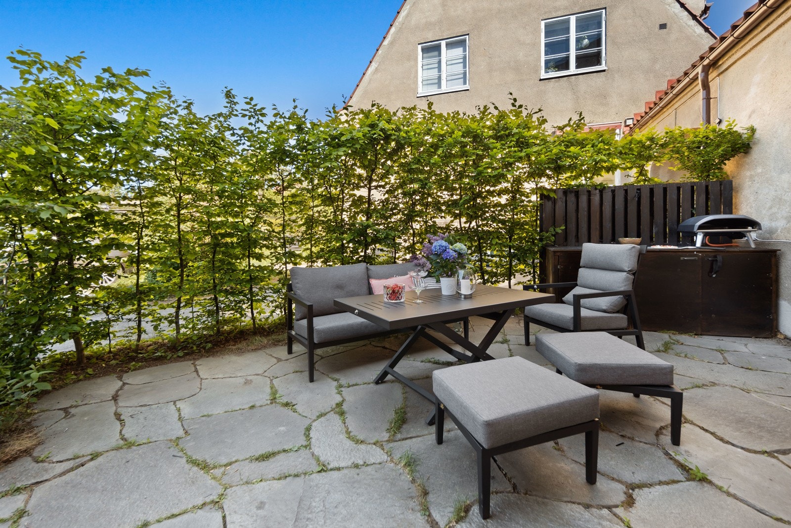 Skiferplatting mot bakgården med gode solforhold på ettermiddagen Galleribilde