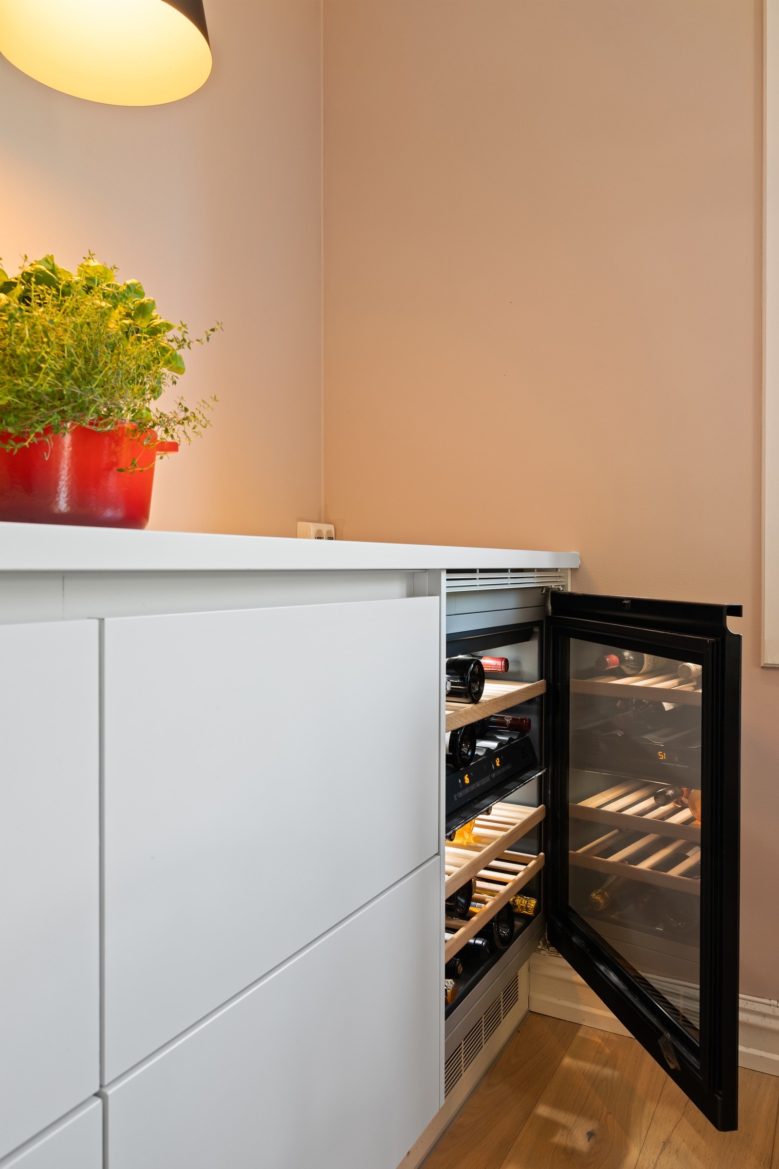 Integrert vinskap på kjøkkenet Galleribilde