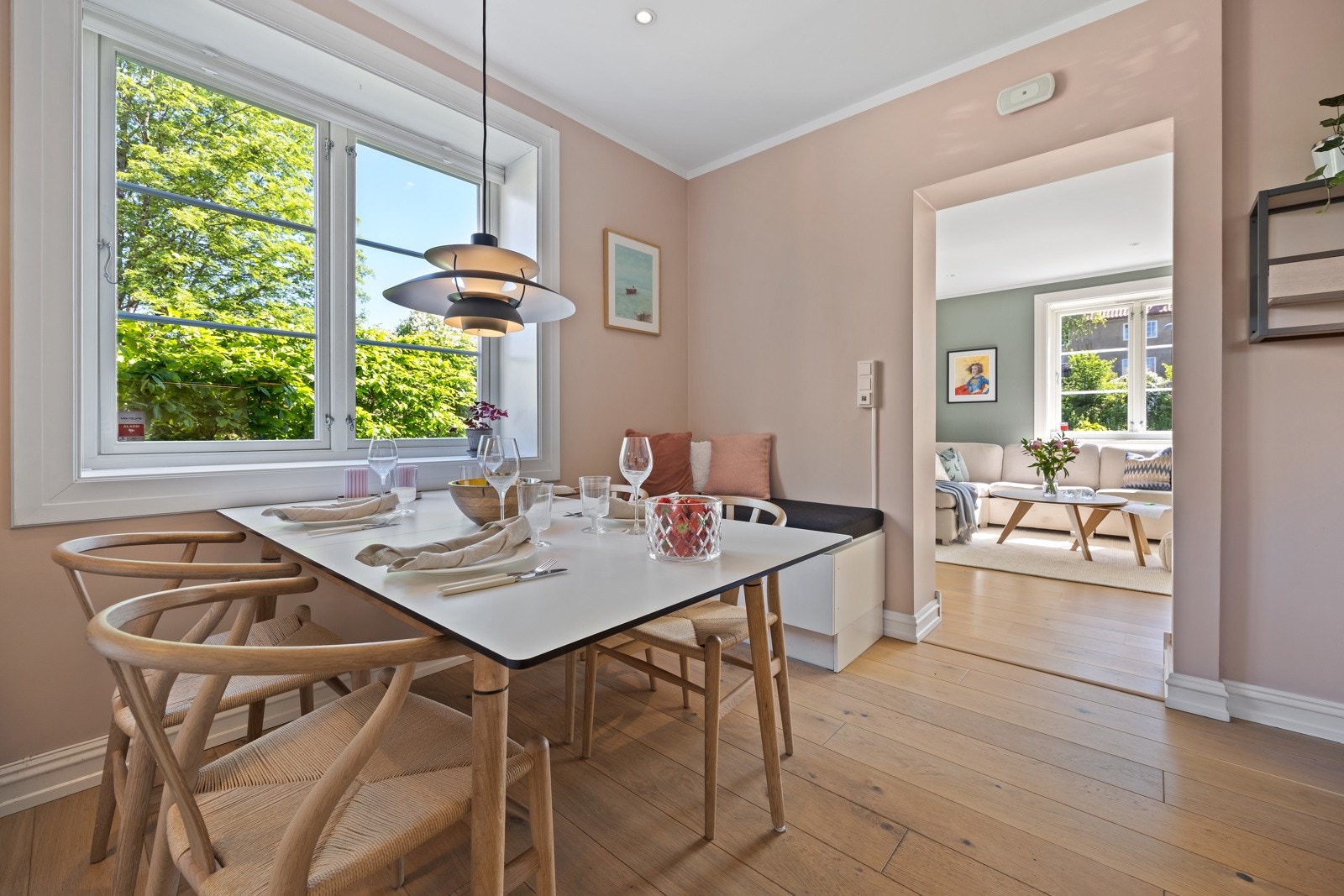 Fra kjøkkenet og inn mot stuen Galleribilde