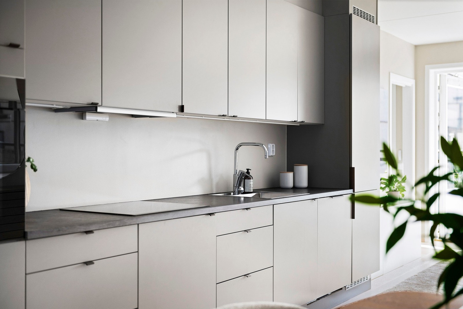 Hvitevarene er integrert og her finner du stekeovn, platetopp, oppvaskmaskin og kjøleskap med fryser Galleribilde