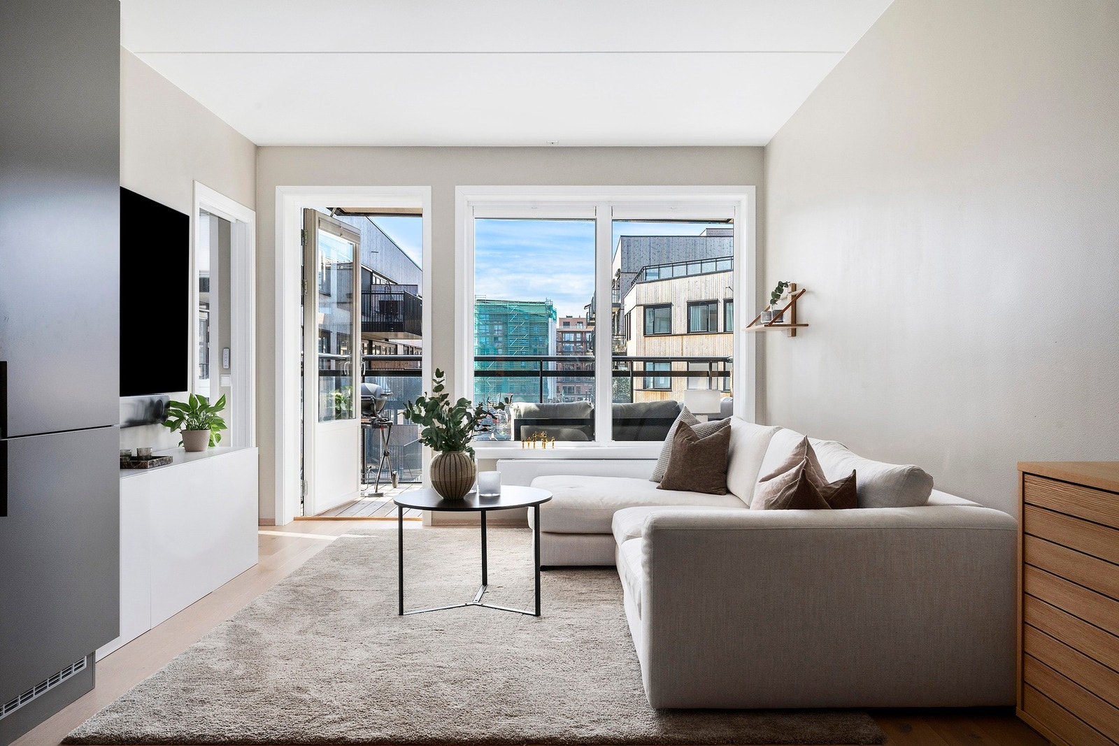 Stuen ligger i åpen løsning med kjøkkenet, noe som sørger for et åpent og sosialt oppholdsrom Galleribilde