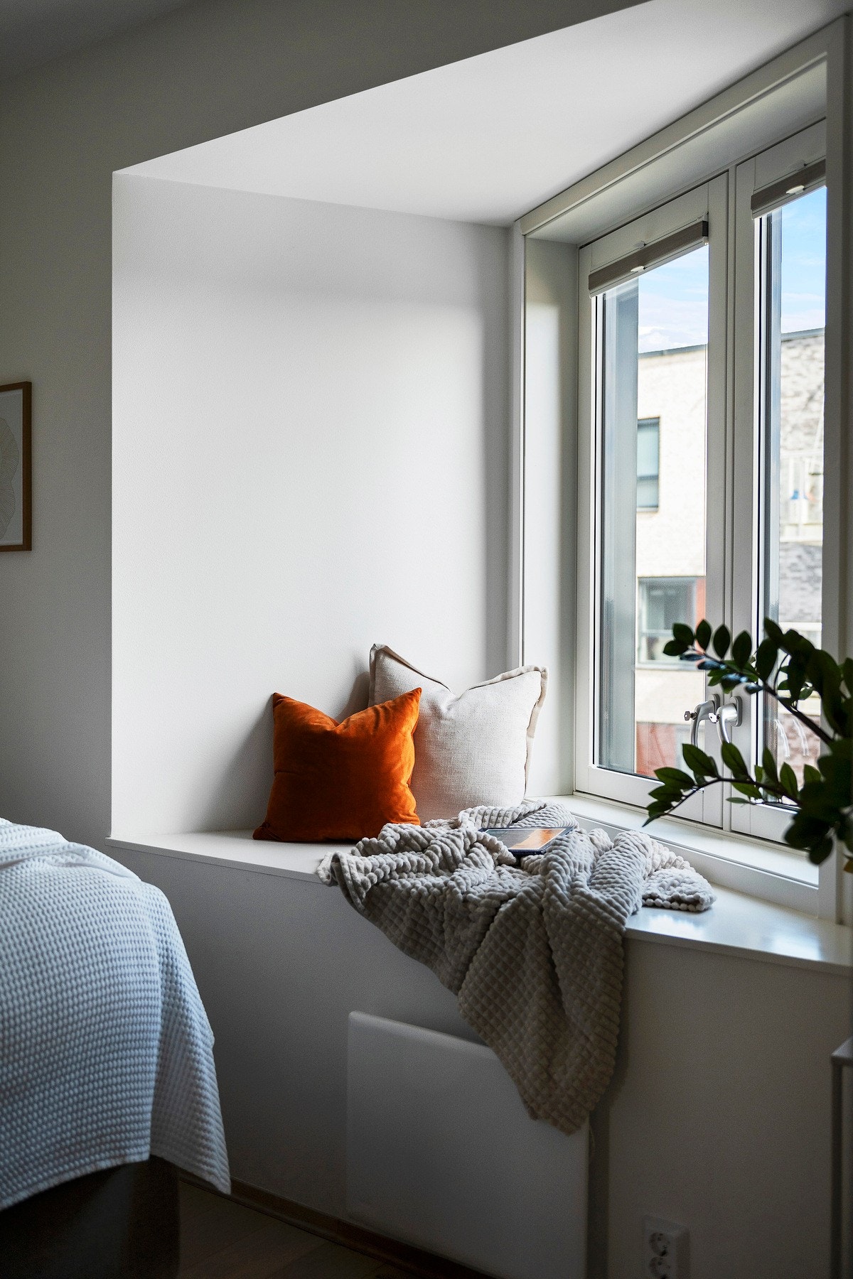 Hovedsoverommet har en karnapp som enkelt kan danderes med puter og tepper for å skape en hyggelig og lun krok Galleribilde