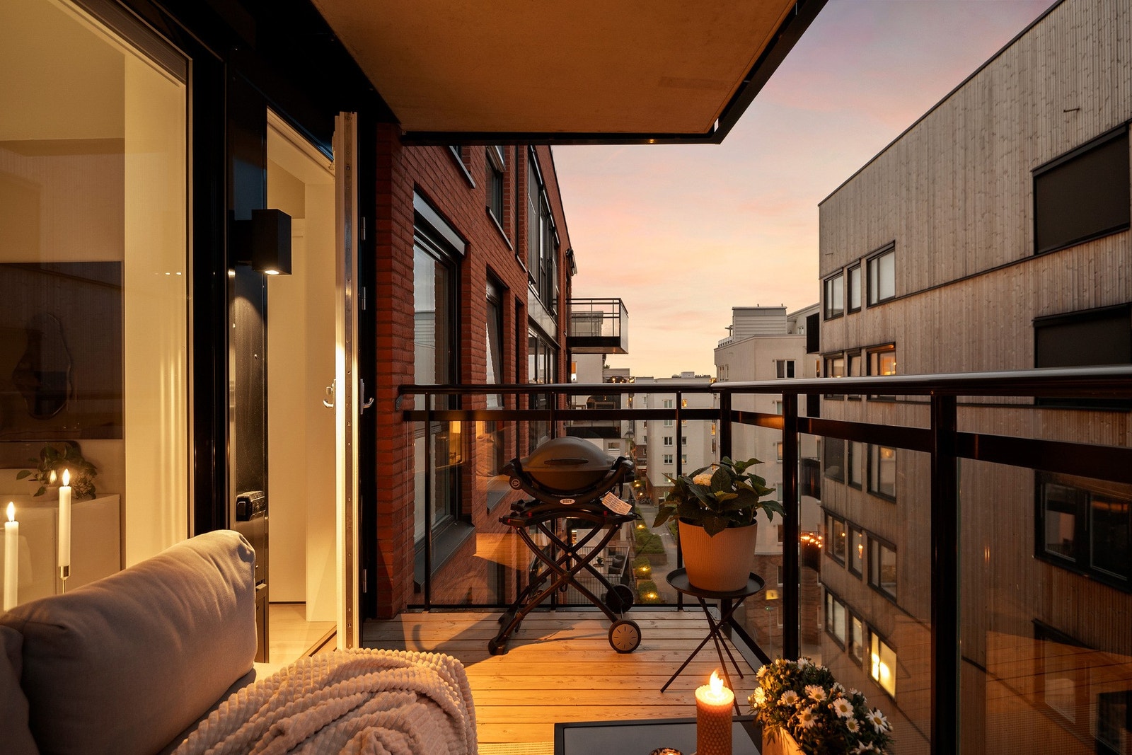 Balkongen er overbygget og har flott utsikt mot sameiets fellesareal Galleribilde