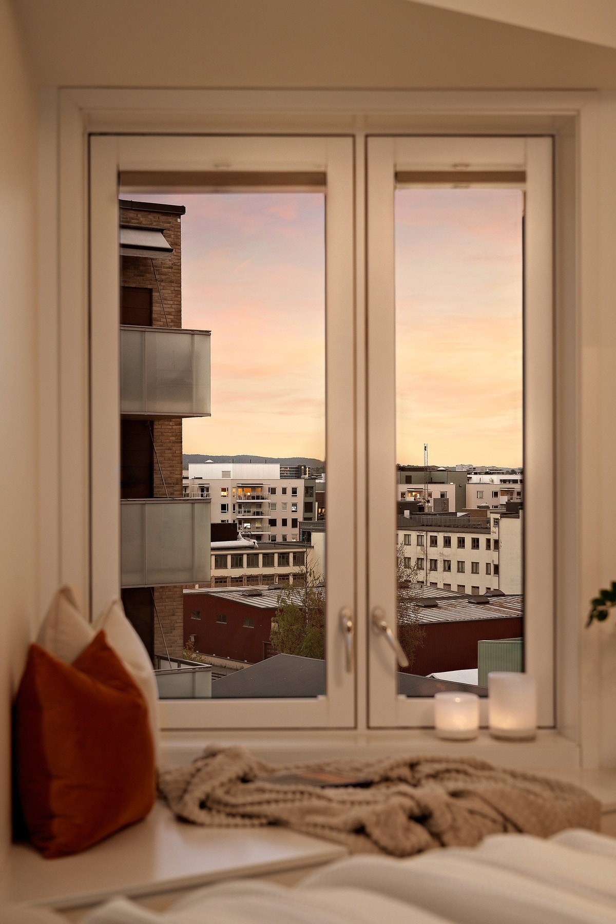 Det er montert både innvendig og utvendig solskjerming. Utvendig screen er på alle vinduer utenom balkongdør Galleribilde