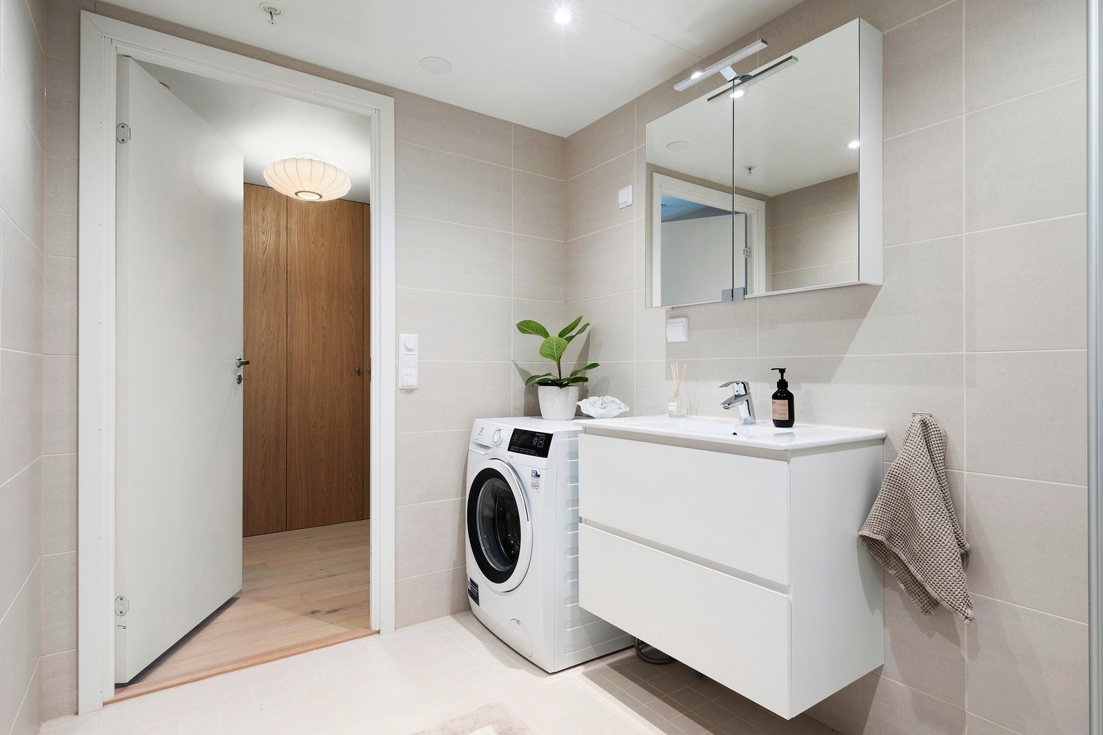 Badet har en moderne innredning samt opplegg for vaskemaskin Galleribilde