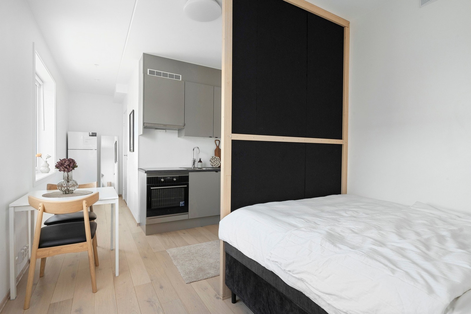 Hybelen har også en alkove hvor en enkelt kan innrede med seng og nattbord Galleribilde