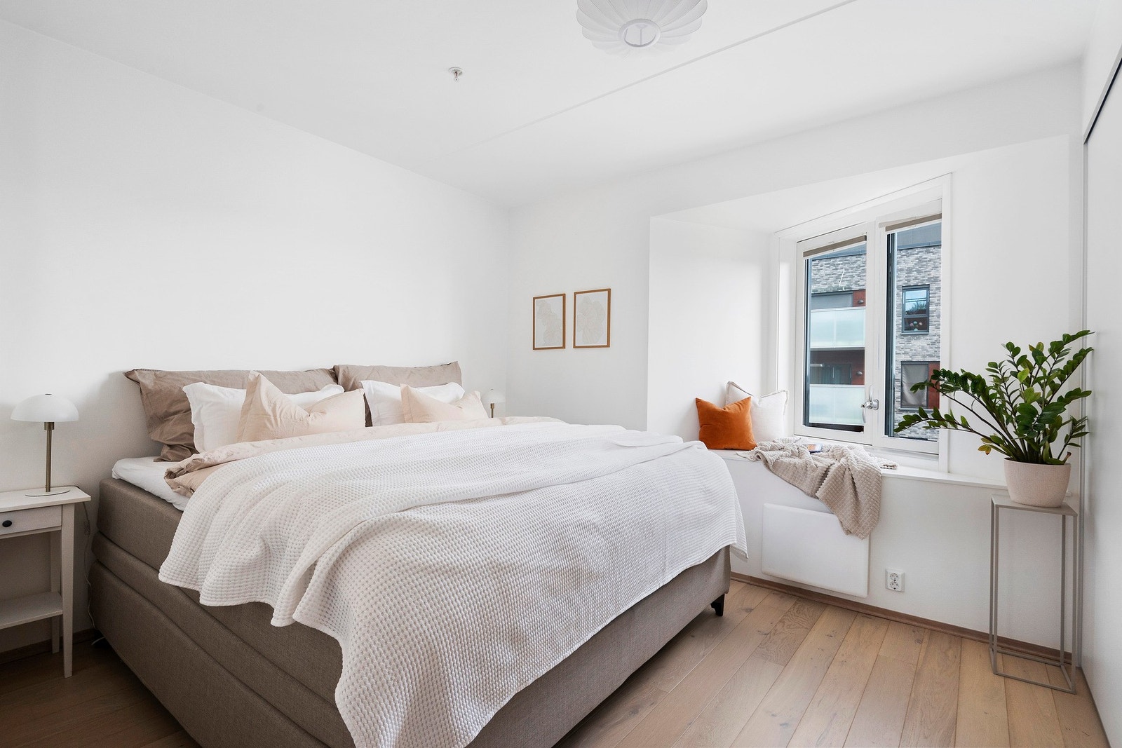 Hovedsoverommet har god plass til stor seng og annet ønsket møblement. Nåværende eier har innredet med 210cm seng Galleribilde