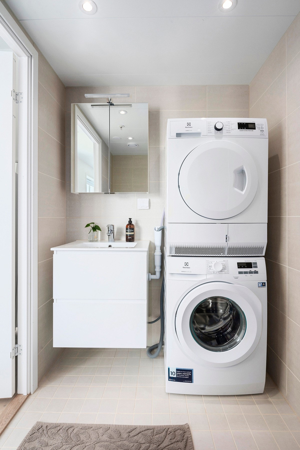 Baderommet er helfliset med varme i gulv, downlights i himling og opplegg for vaskemaskin Galleribilde