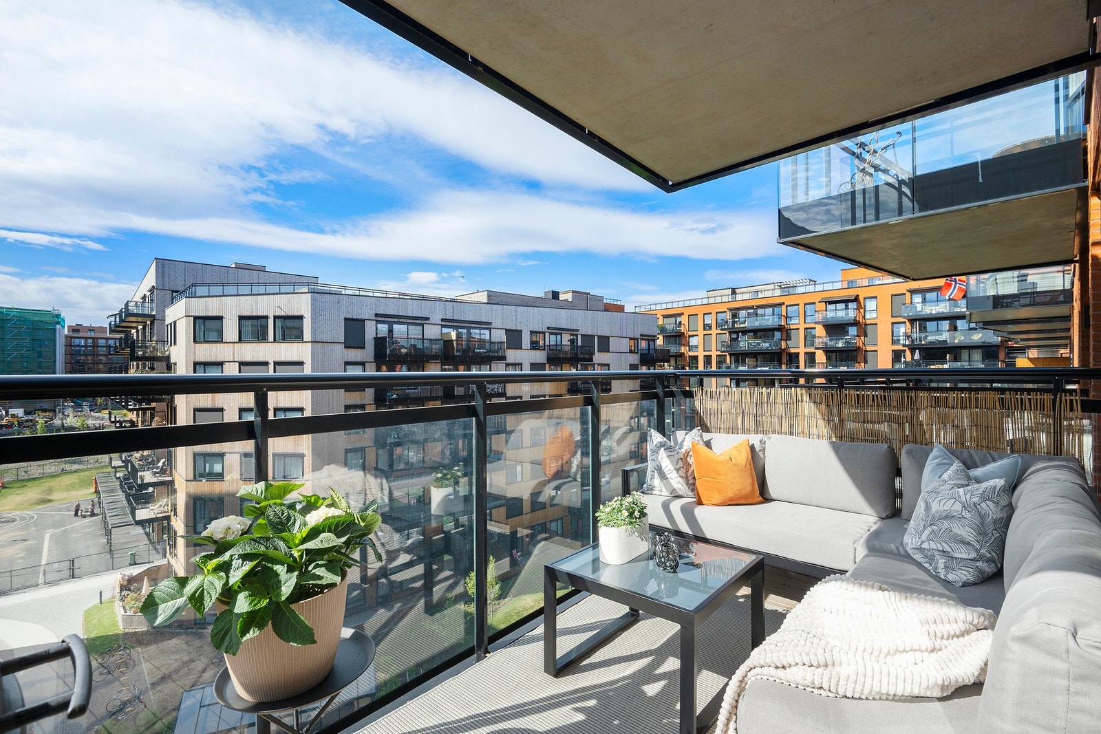 Leilighetens balkong måler ca. 7 kvm og er belagt med terrassebord Galleribilde