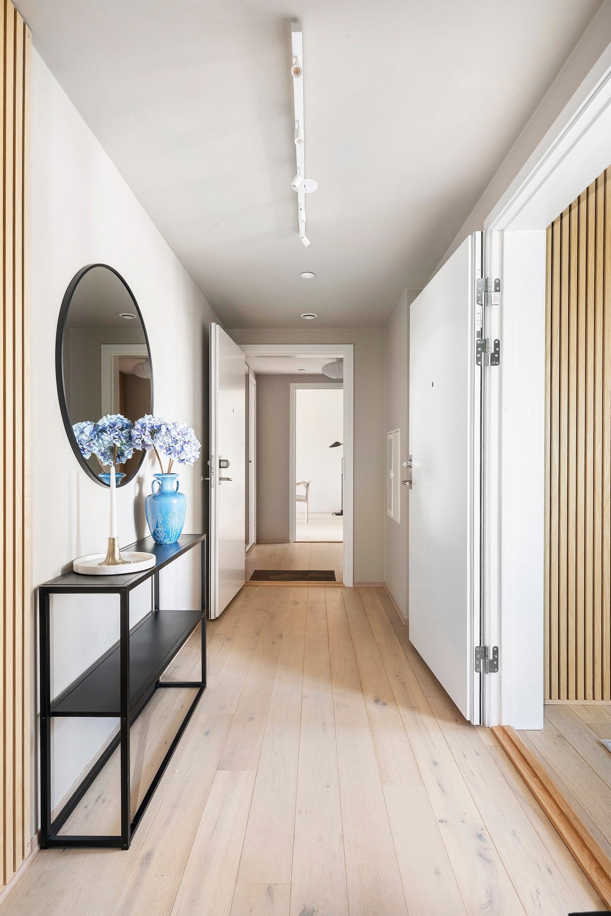 Leiligheten har en romslig entré felles med tilhørende hybel med mulighet for diverse oppbevaring Galleribilde