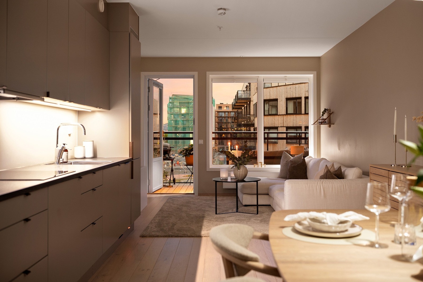 Fra stuen har du adkomst til leilighetens balkong Galleribilde