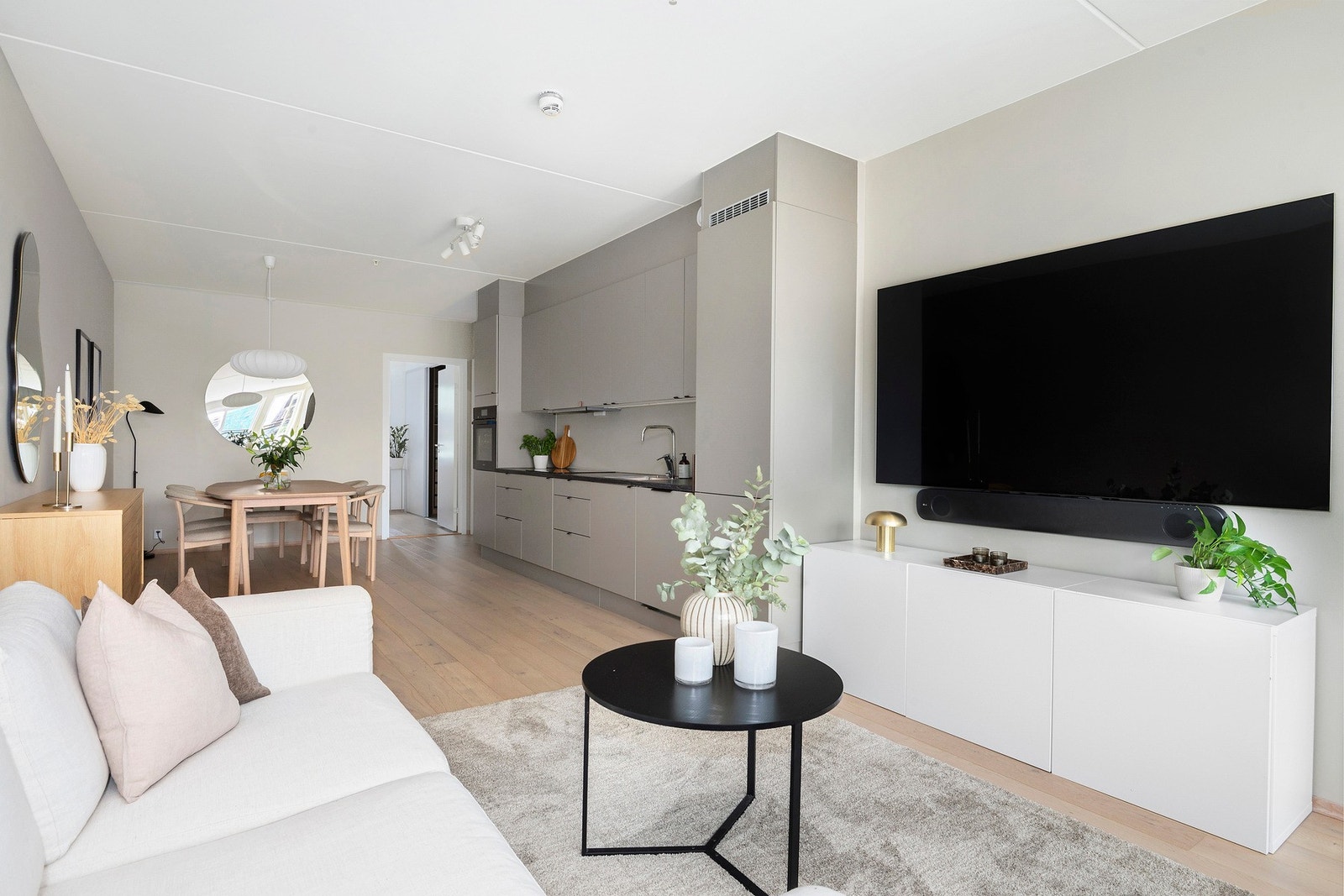 Overflatene er lyse og moderne, og de store vindusflatene sørger for rikelig med naturlig lysinnslipp Galleribilde