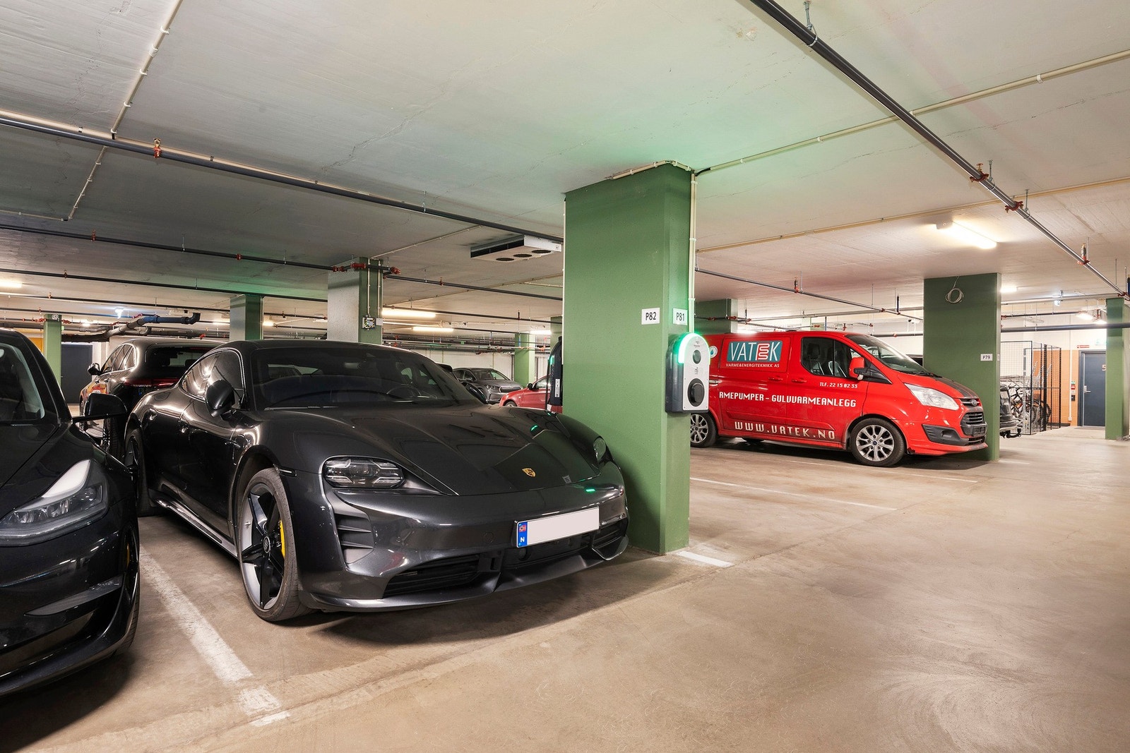 Leiligheten disponerer en parkeringsplass med elbillader i felles garasjeanlegg Galleribilde