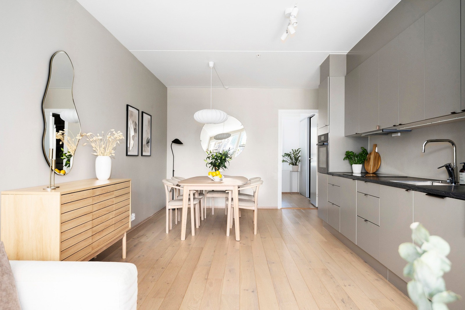 Videre er det god plass til å innrede med en større spisegruppe Galleribilde