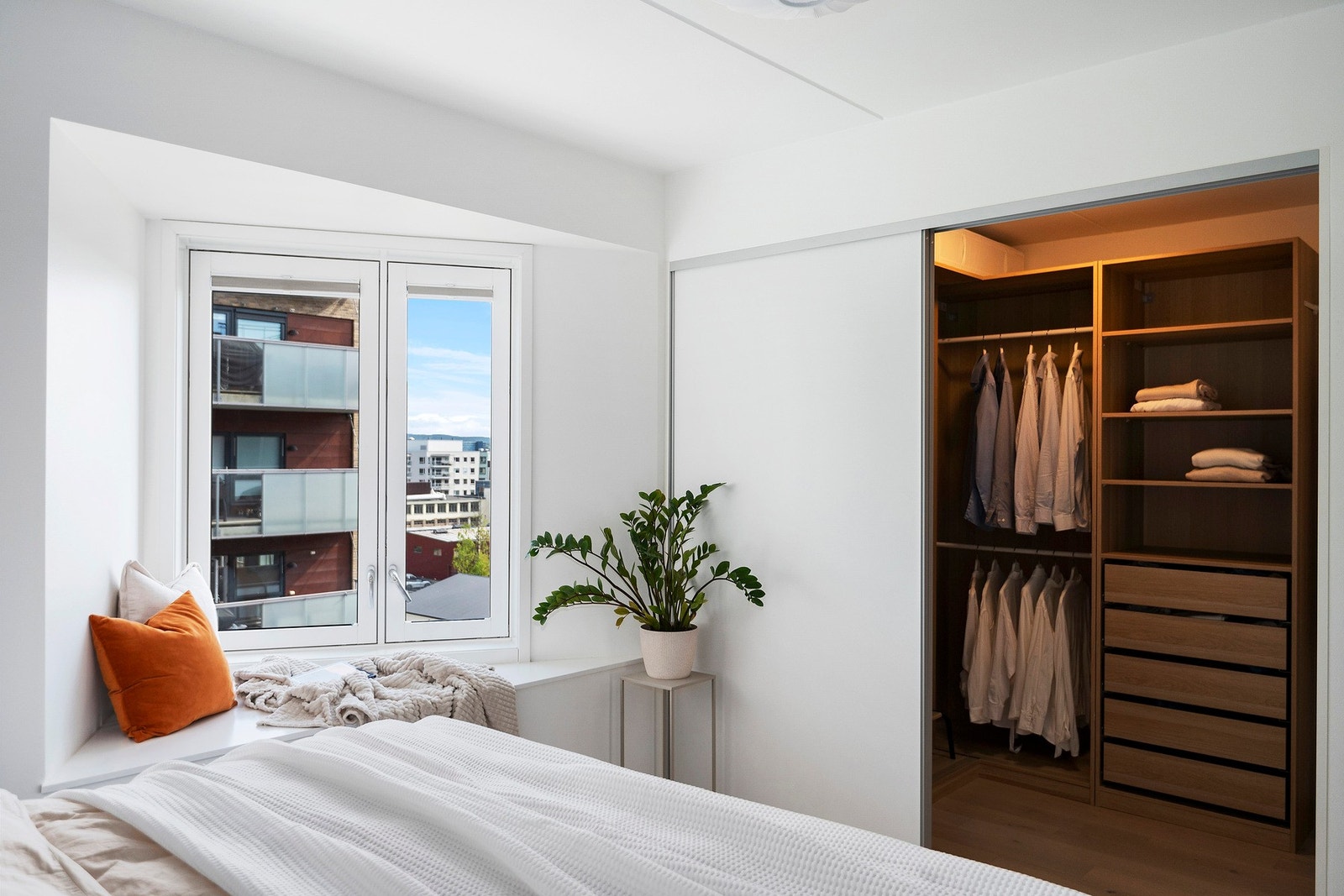 Fra hovedsoverommet har du videre adkomst til et eget omkledningsrom, med rikelig oppbevaringsplass til klær, sko og andre personlige eiendeler Galleribilde