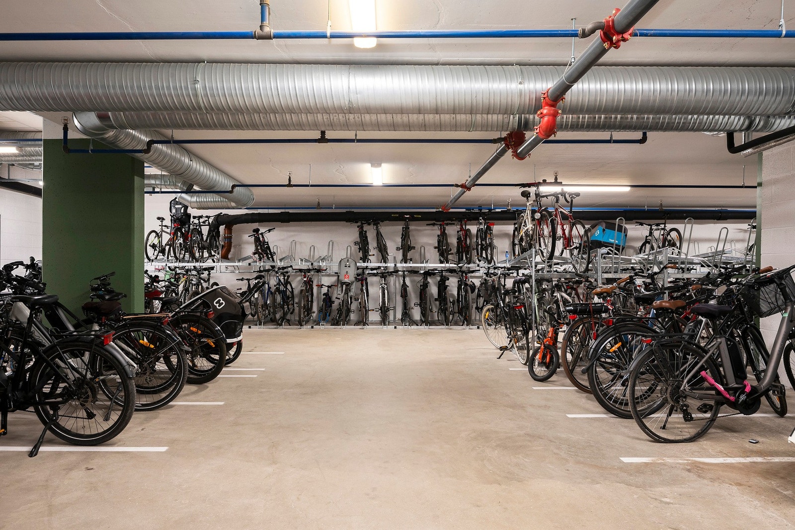 Felles sykkelparkering i kjeller Galleribilde