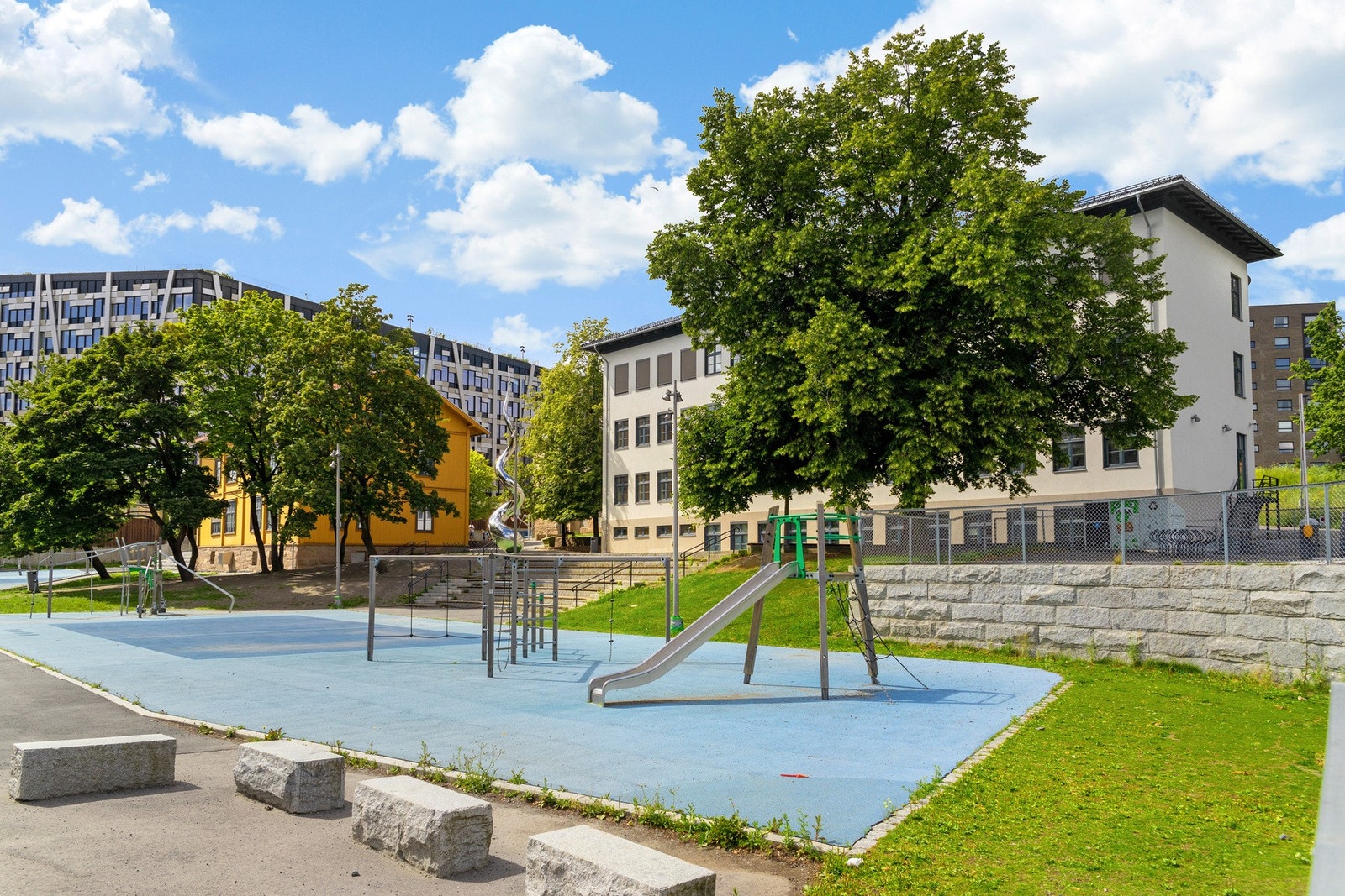 Løren skole (1.-7. kl.) ligger ca. 7 minutters gange fra leiligheten Galleribilde