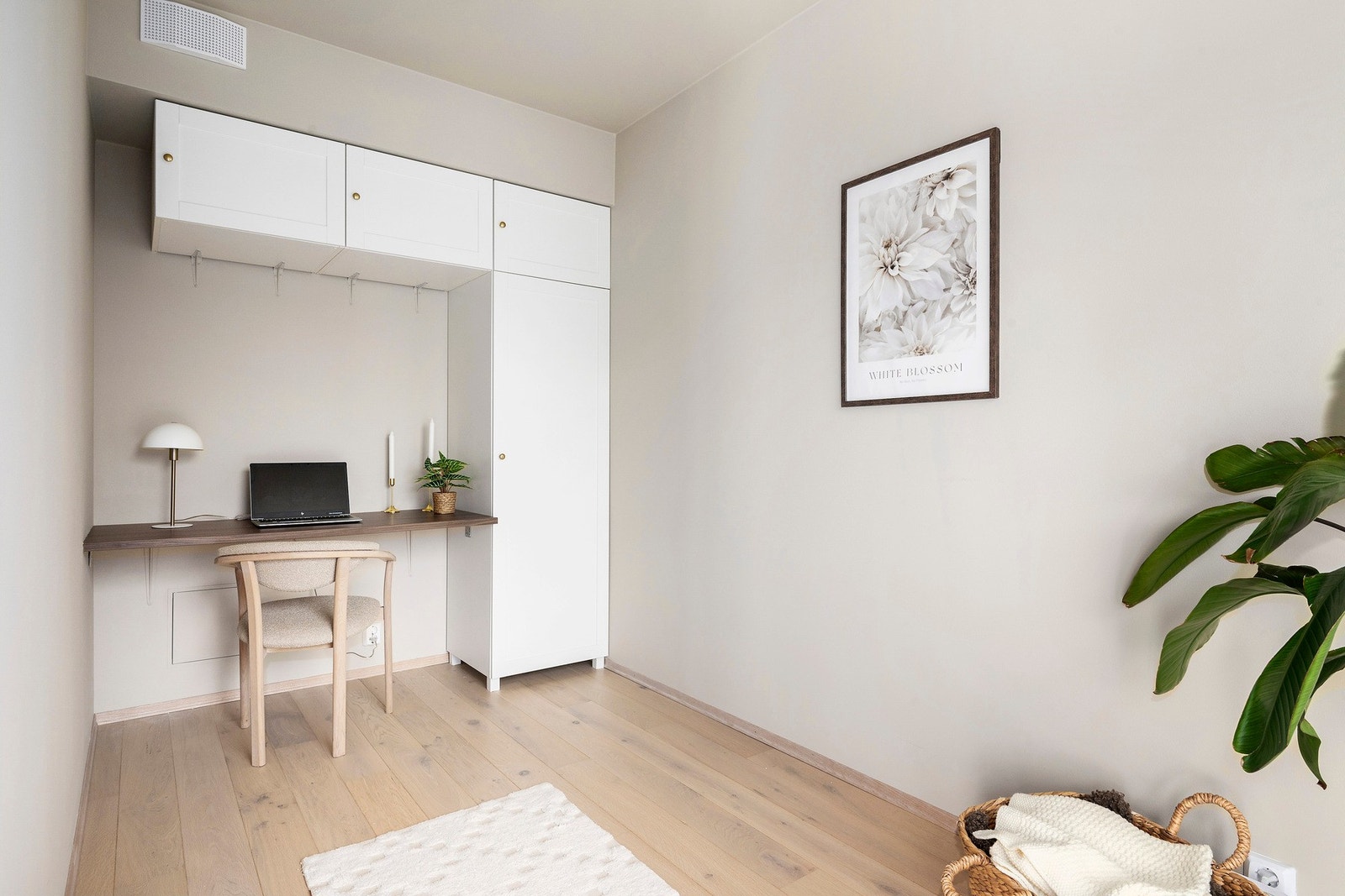 Soverom 2 har en praktisk garderobeløsning, og kan enkelt innredes som soverom, kontor, hobbyrom etc Galleribilde