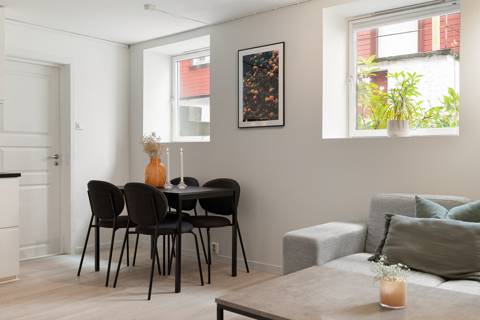 Trivelig spiseplass med naturlig lysinnslipp fra to vinduer. Galleribilde