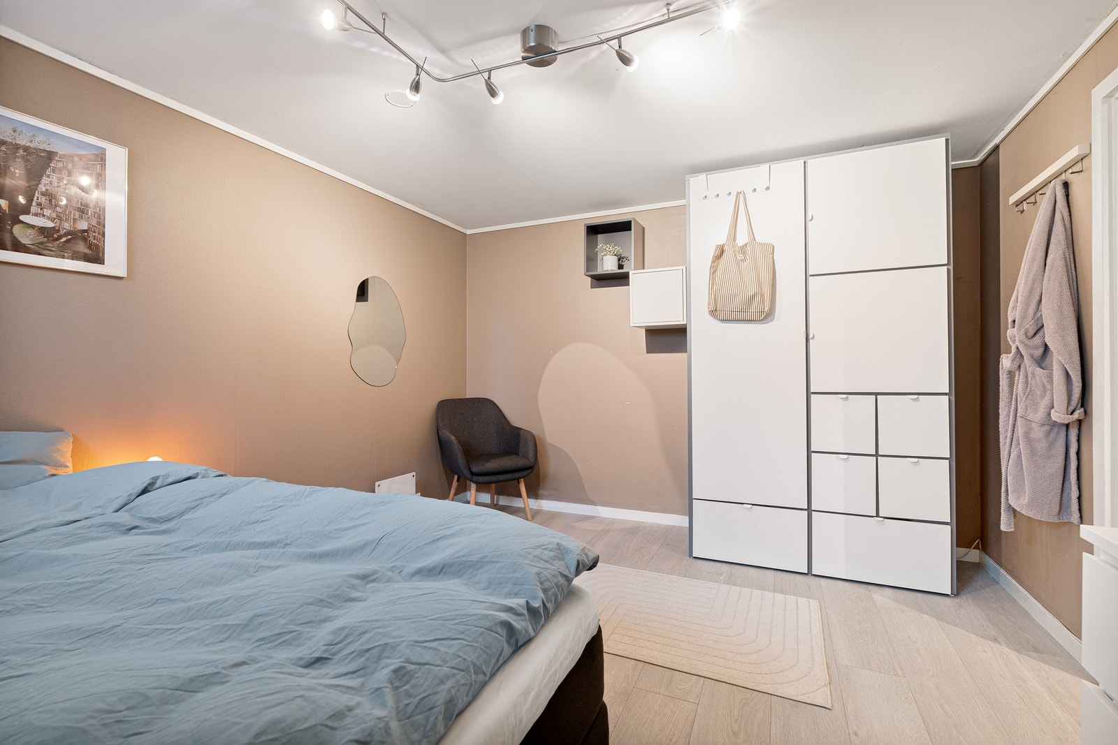 God plass til stor seng og garderobeløsning. Galleribilde