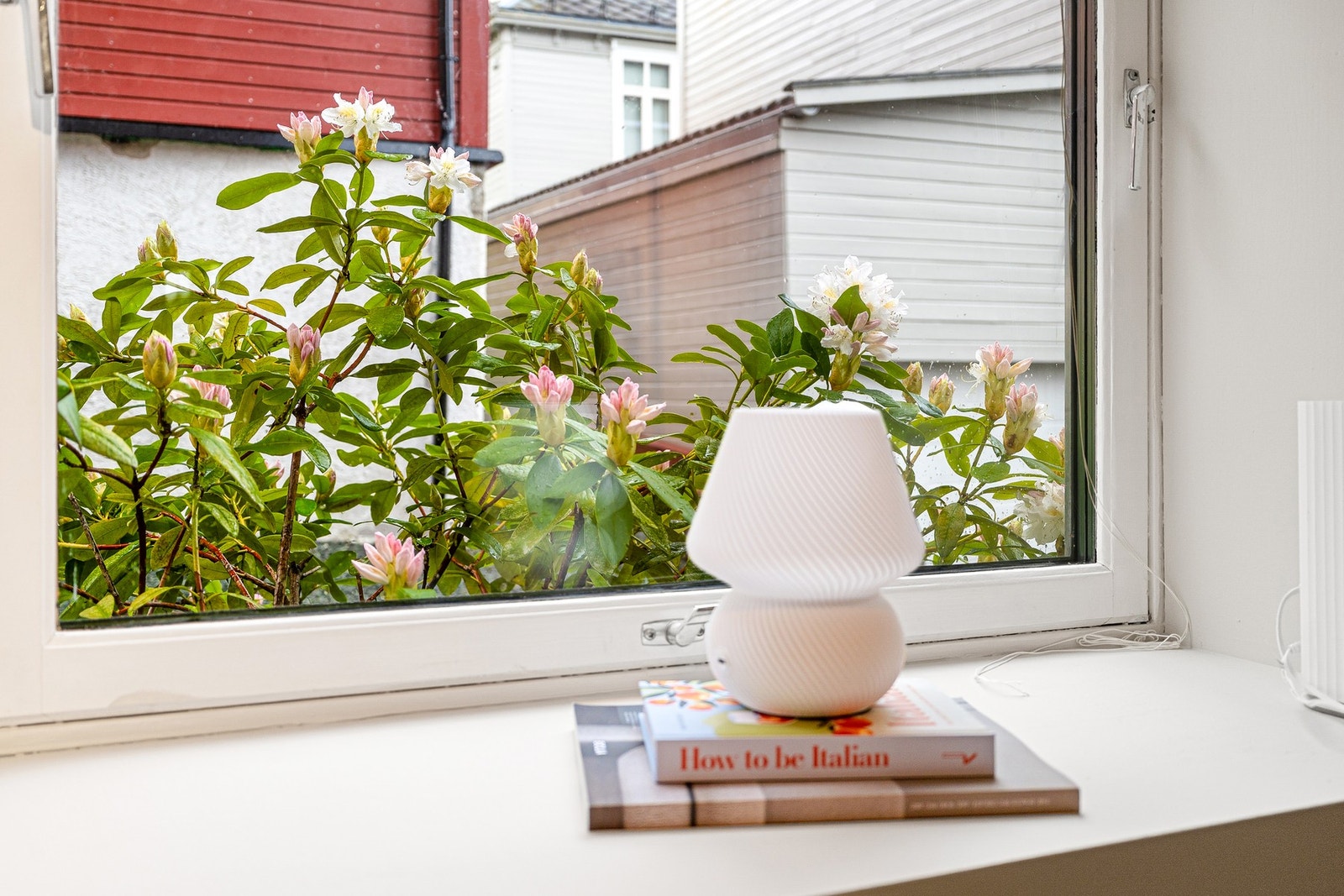 Vinduskarmen gir plass til personlige detaljer og lagring. Galleribilde