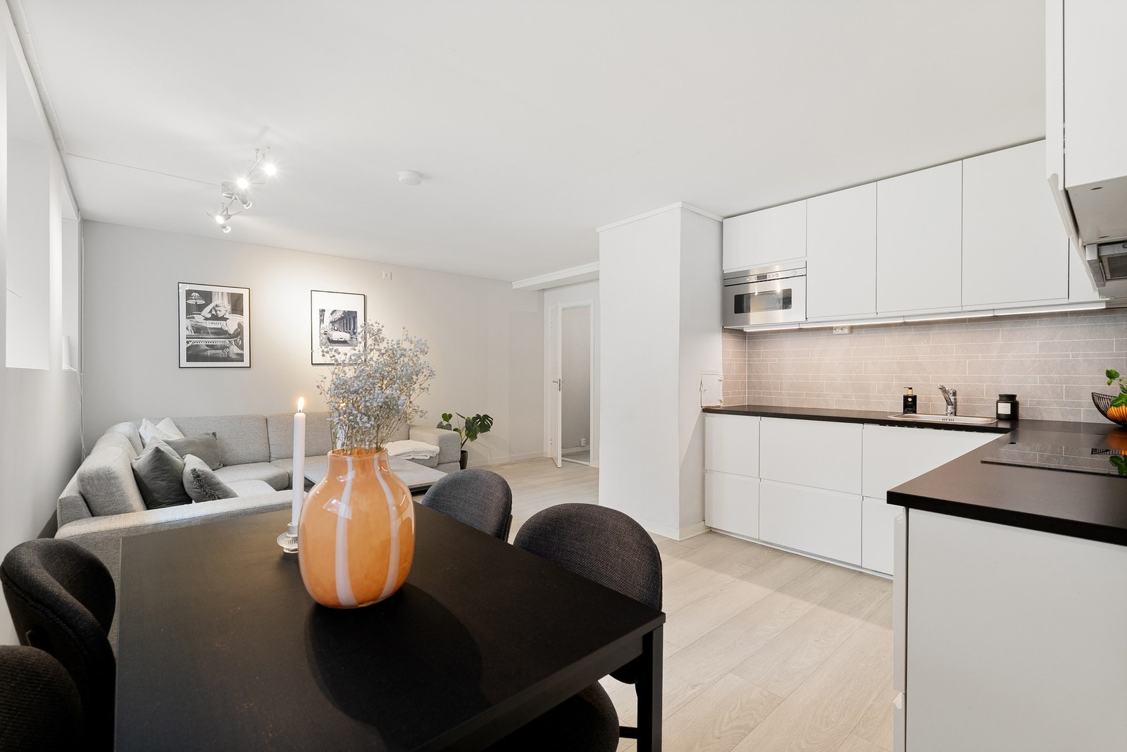 Åpen og sosial planløsning der stue og kjøkken smelter sømløst sammen. Galleribilde