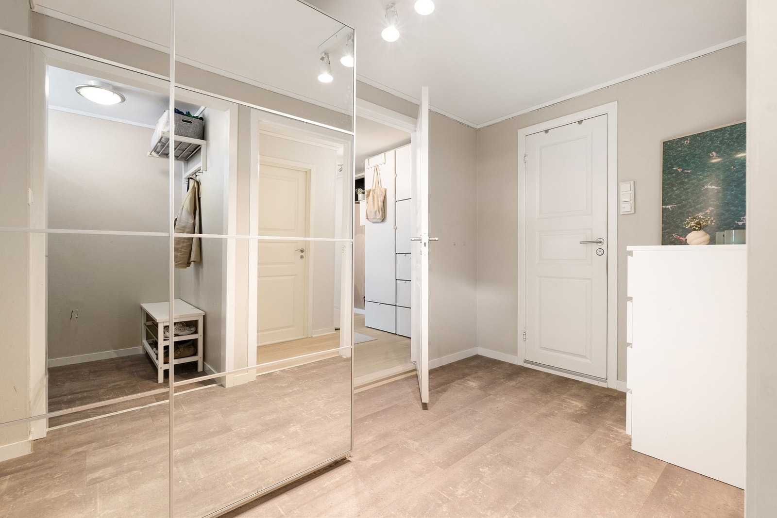 Romslig entré med god plass til oppbevaring og garderobeløsning. Galleribilde