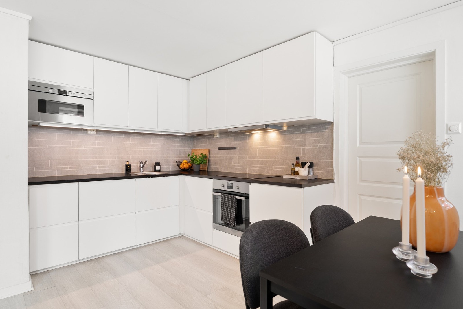 Kjøkkenet er innredet med integrerte hvitevarer og laminerte benkeplater. Galleribilde