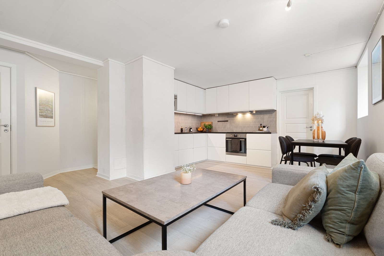 Stuen og kjøkkenet utgjør boligens naturlige samlingspunkt med god plass til spisebord og sofa. Galleribilde