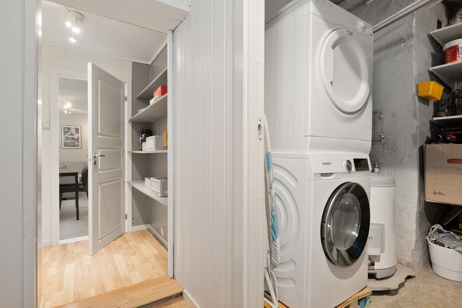Praktisk bod med opplegg for vaskemaskin og tørketrommel, samt god lagringsplass i hyller. Galleribilde